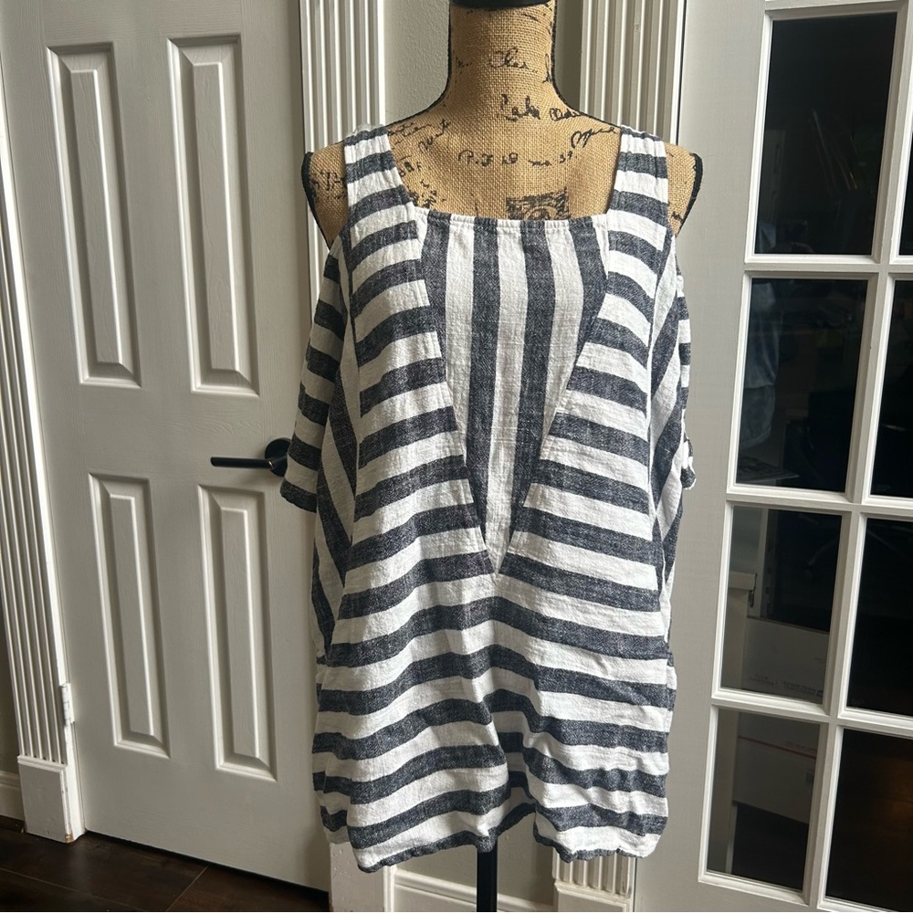XL women shirt with cold shoulder and zip up back